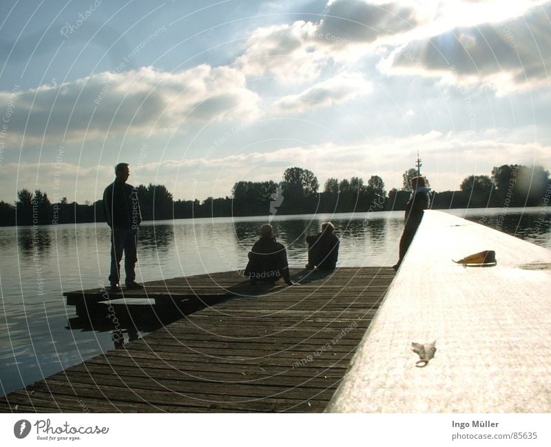 Steg am See Bremervörde Bremen Bremerhaven Spiegel Spiegelbild Holz Frau Horizont ruhig glänzend Mensch Junger Mann schimmern blitzen Meeresspiegel