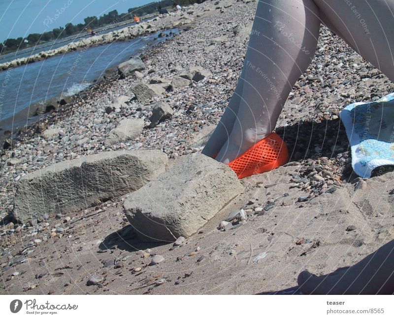 On the Beach Strand Schuhe Frau Mensch Fluss Beine orange Stein