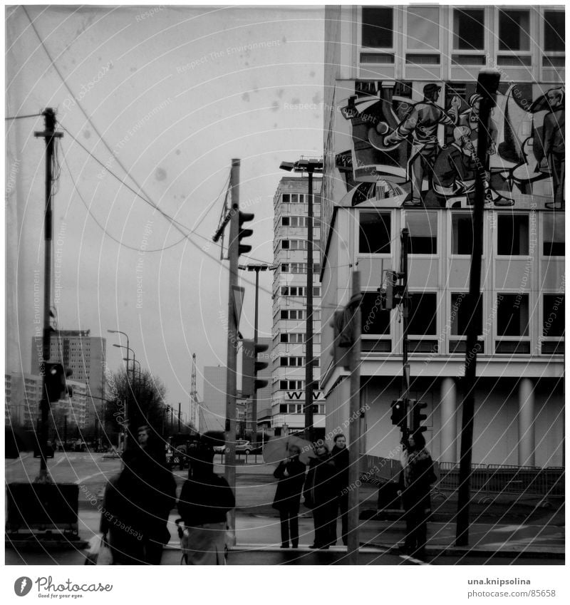 avenue Mensch Regen Eis Frost Straßenverkehr Ampel Regenschirm frisch kalt nass grau Kapitalismus Osten Sozialismus Laterne Mosaik Deutschland