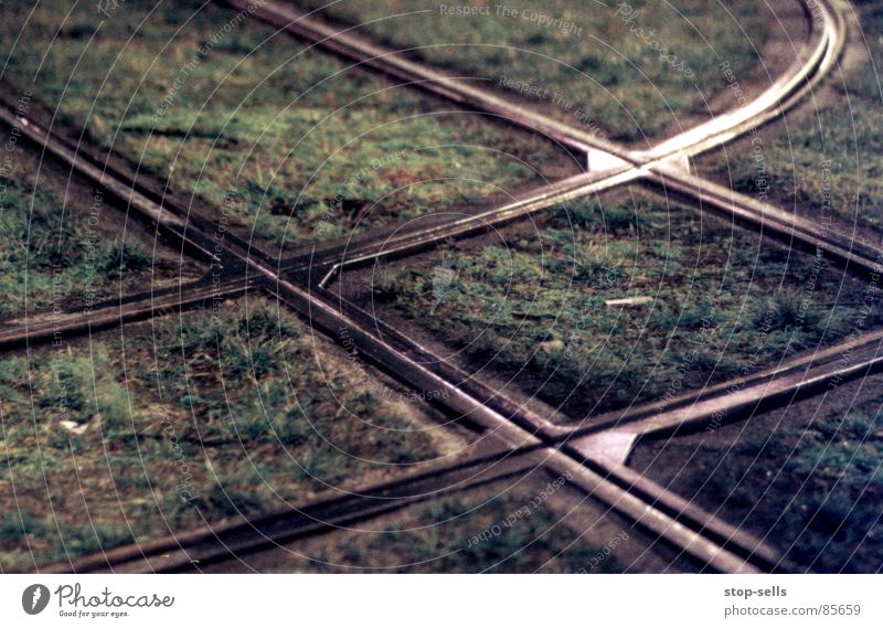 Treffpunkt Schnittstelle kreuzen gehen Gras Gleise Straßenbahn Muster Rechteck Geometrie Richtung Verschiedenheit begegnen Biegung zusammenstoßen Parallelogramm