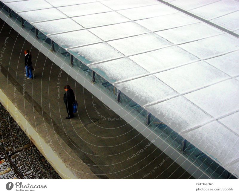 Bahnsteig Schichtarbeit Eisenbahn Pendler Verspätung Hoffnung Vorstadt Dach Neuschnee Schneedecke Raureif Schaffner Fahrkarte Station warten Plattform