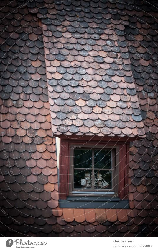 Ein Segelschiff hinter einem alten Dachfenster. Ein Segelschiff hinter einem Dachfenster. Rothenburg ob der Tauber. " Franken " / Bayern ruhig Häusliches Leben