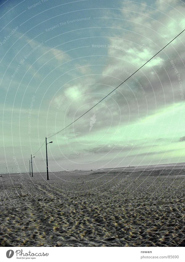 strandlaternen... Freundlichkeit Wolken Strand kalt Meer Laterne Elektrizität Kabel leer Einsamkeit ruhig Küste Himmel blau Klarheit Wetter Sand Ferne Wind