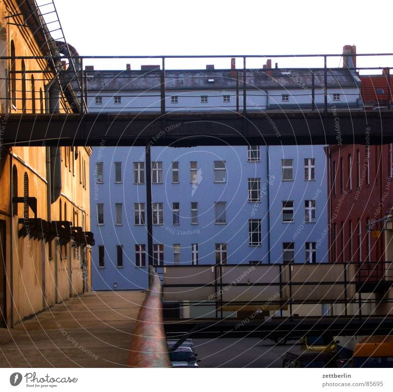 Gang {m} (beim Essen) = course Gewerbe Handwerk Handwerker Fassade Haus Stadthaus Mieter Vermieter Fenster Fensterfront Schöneberg Berlin Architektur gewerbehof