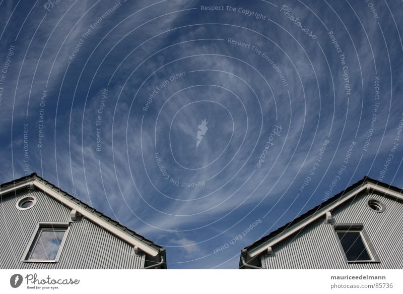 Vom Winde verweht... Fenster rund Dach grau schwarz Haus Schliere Jalousie Wolken Fensterbrett Dachschräge lichtvoll Architektur Himmel Dachspitze Glas window