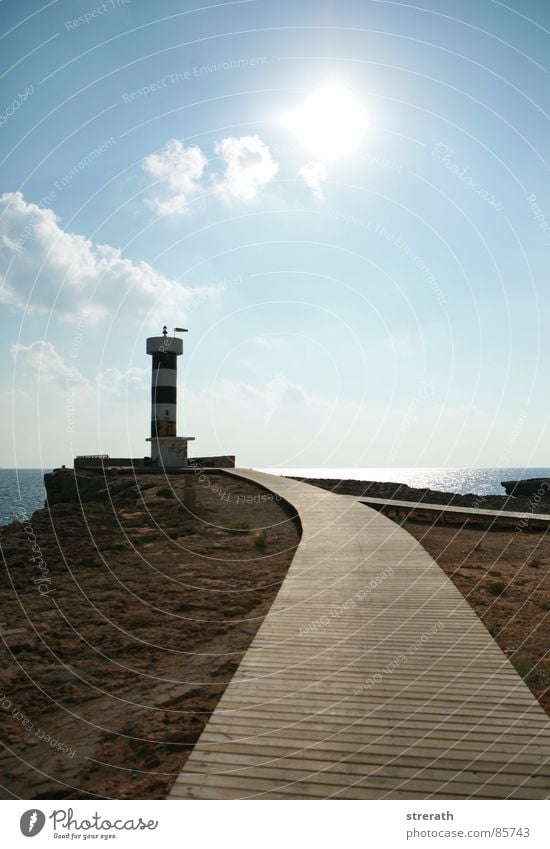 LandsEnd Lampe Licht Gegenlicht Ferne Fernweh Leuchtturm Küste Einsamkeit Menschenleer ruhig Physik Aussicht Sicherheit Meer Vertrauen Holzweg Sonne Wegweiser