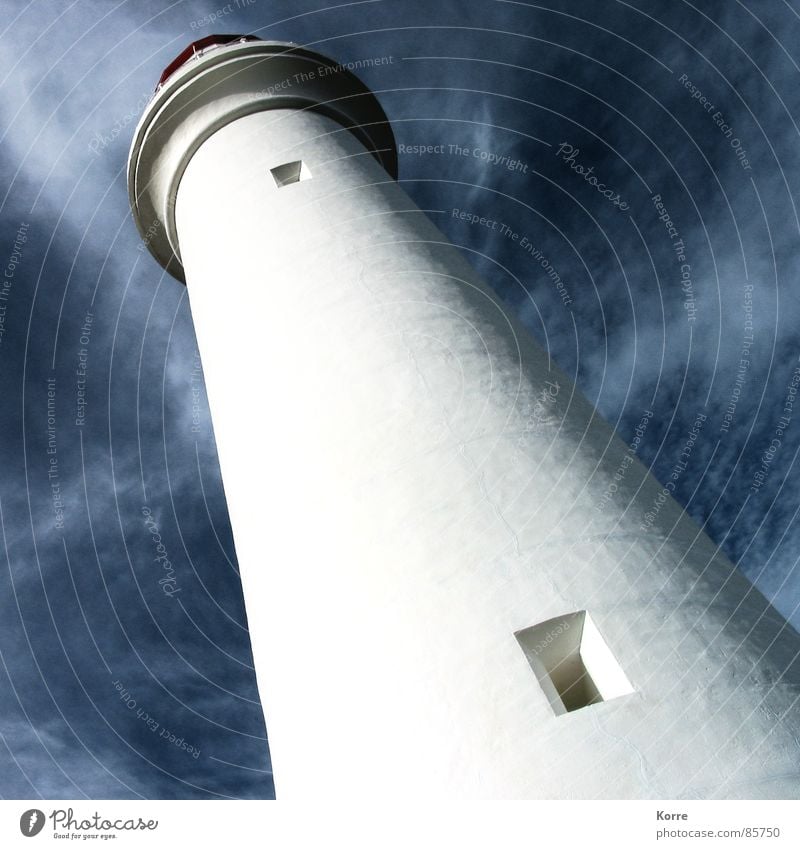 Der Turm am Meer I Farbfoto Außenaufnahme Nahaufnahme Menschenleer Tag Froschperspektive Freiheit Sommer Himmel Küste Leuchtturm Fenster Schifffahrt bedrohlich