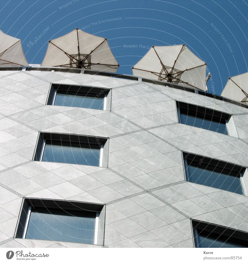 Sommer auf dem Dach Farbfoto Außenaufnahme Menschenleer Tag Froschperspektive Himmel Wien Österreich Europa Hochhaus Fassade Fenster modern Stadt Sonnenschirm