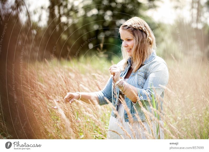 sein. feminin Junge Frau Jugendliche 1 Mensch 18-30 Jahre Erwachsene Natur Sommer Schönes Wetter Feld schön natürlich Glück Farbfoto Außenaufnahme Tag