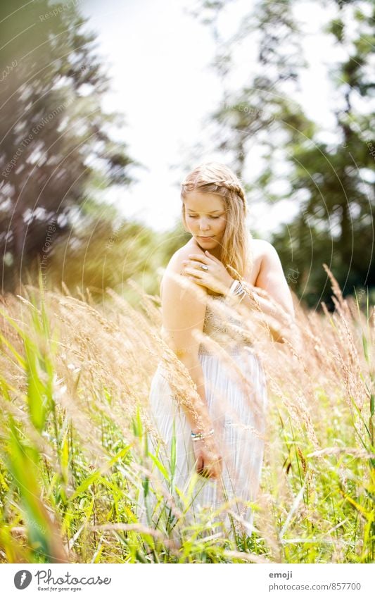 enjoy feminin Junge Frau Jugendliche 1 Mensch 18-30 Jahre Erwachsene Umwelt Natur Landschaft Sommer Schönes Wetter Wiese schön natürlich Farbfoto Außenaufnahme