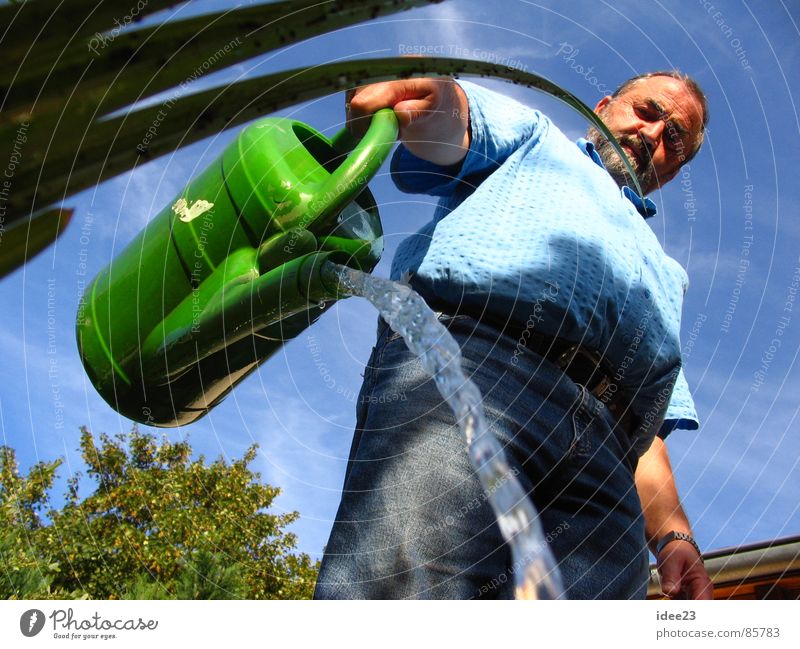 Wasser marsch... Sommer Garten Natur Pflanze Blume Gras Blüte Jeanshose Gießkanne unten grün Kraft Frieden Perspektive gießen Kannen Beet Gemüsebeet Blumenbeet