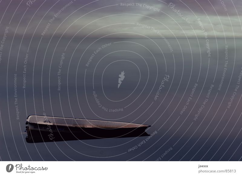 Alone in the dark abgelegen Angeln beschaulich Wolken Wasserfahrzeug dunkel Einsamkeit Fischerboot ruhig Gewitterwolken Horizont Ruderboot schweigen See Sturm