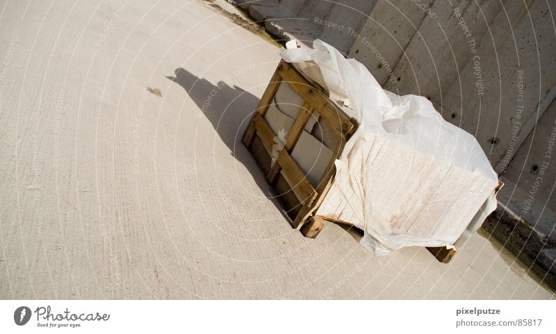 -> winde -> Holzkiste Schatztruhe aufräumen grau Wand Mauer Schattenspiel Wind Sandverwehung Sturm Abdeckung Folie massiv Stabilität kaputt gelb Orkan nass