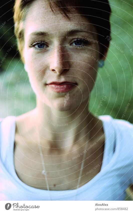 Portrait einer schönen, schlanken Frau in der Abendsonne Junge Frau Jugendliche Gesicht 18-30 Jahre Erwachsene Natur T-Shirt Sommersprossen rothaarig kurzhaarig