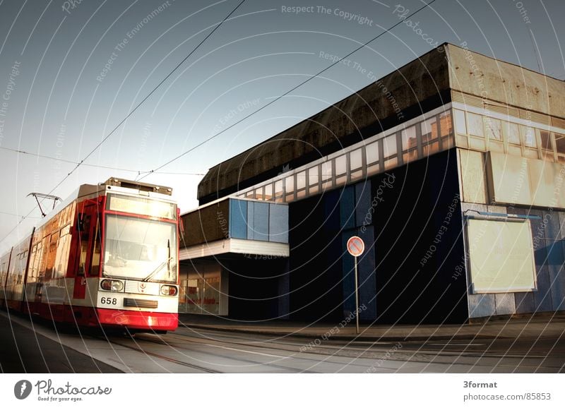 straba Personenverkehr Straßenbahn Eisenbahn Kaufhaus Gleise fahren Geschwindigkeit leer Stadt Schönes Wetter Osten Plattenbau Verkehrswege Himmel Station