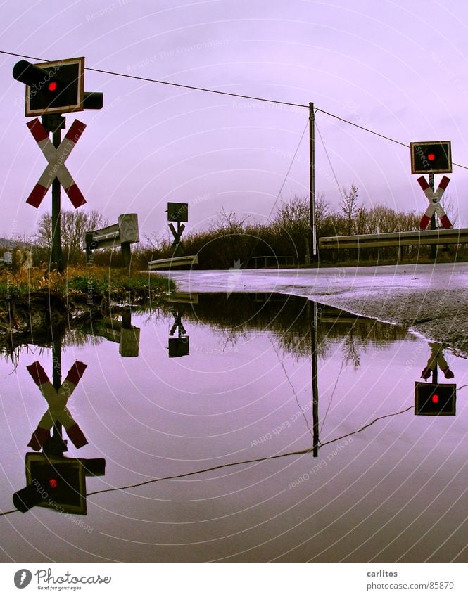 Nach dem grossen Regen ... Bahnübergang Pfütze 2 Symmetrie Andreaskreuz Leitplanke Eisenbahn Gleise Station Straßensperre Schilder & Markierungen