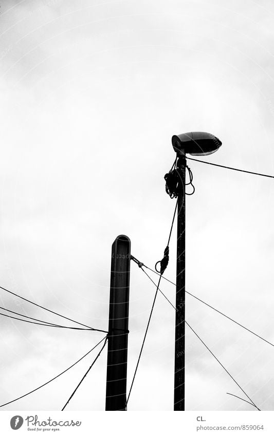 laterne, linien Himmel Wolken schlechtes Wetter Straßenbeleuchtung Laternenpfahl Kabel Elektrizität trist Stadt Langeweile Linie Schwarzweißfoto Außenaufnahme