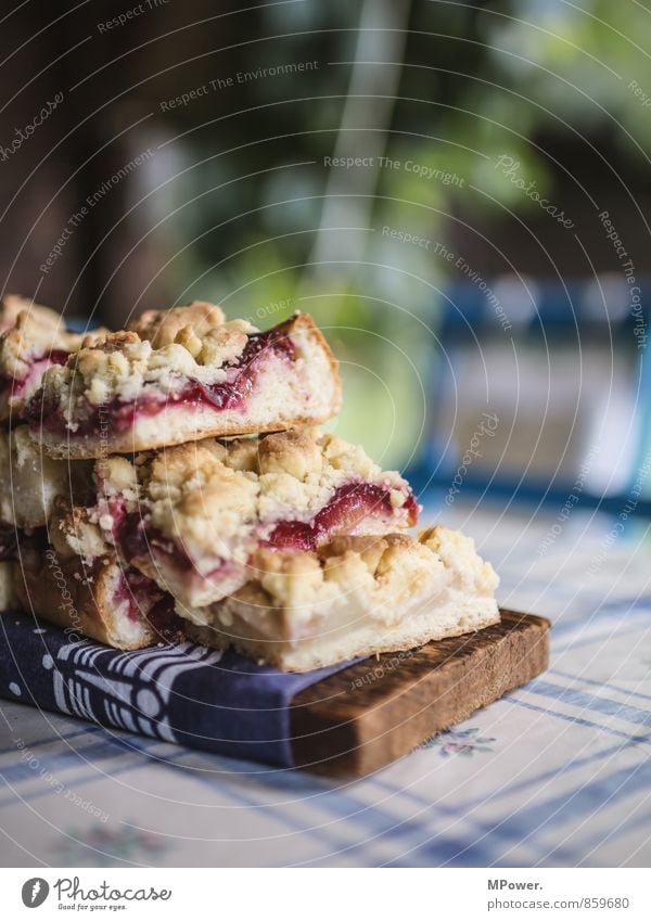 pflaumenkuchen Lebensmittel Ernährung Essen Kaffeetrinken Fingerfood sauer blau Kuchen Holzbrett Pflaume Kaffeepause lecker Backwaren kuchenstück schön frisch