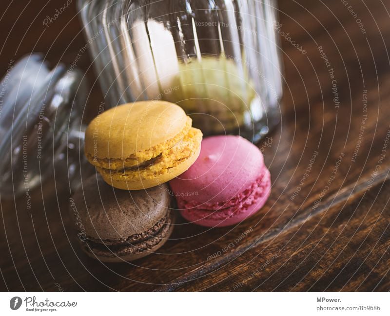 macarons Lebensmittel Dessert Süßwaren Schokolade Ernährung Essen Kaffeetrinken Fastfood Fingerfood saftig braun gelb rosa Keks Keksdose lecker Holztisch Glas