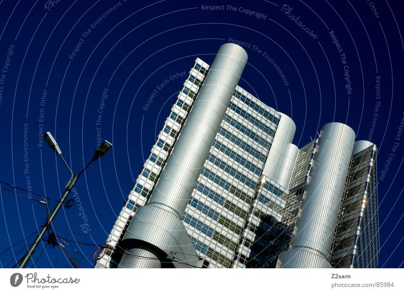 SCHIEFLAGE rechts Haus Hochhaus Fenster Bürogebäude modern schieflage Himmel silber Turm Neigung