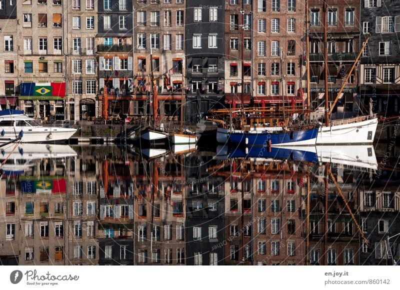 oben wie unten Ferien & Urlaub & Reisen Tourismus Ausflug Städtereise Honfleur Normandie Frankreich Hafenstadt Altstadt Haus Reihenhaus Fassade Fenster