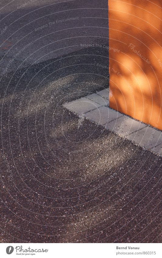 Eckstein Haus Platz Mauer Wand grau orange Kreis Ecke Asphalt Glätte Putzfassade Randzone abbiegen Stein Quadrat Farbfoto Außenaufnahme Menschenleer