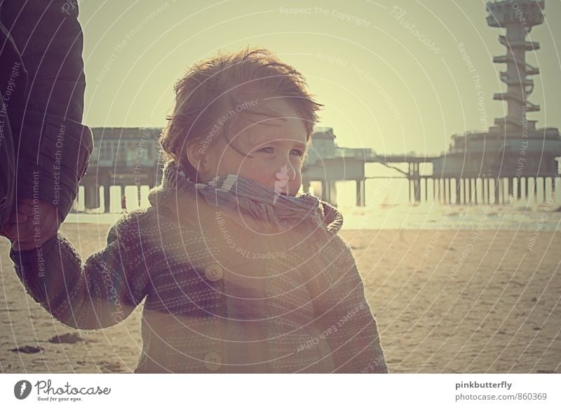 kleiner Sonnenschein Kleinkind Junge Haare & Frisuren Gesicht Hand 1 Mensch 1-3 Jahre Natur Sonnenlicht Frühling Wind Strand Nordsee Jacke Schal brünett