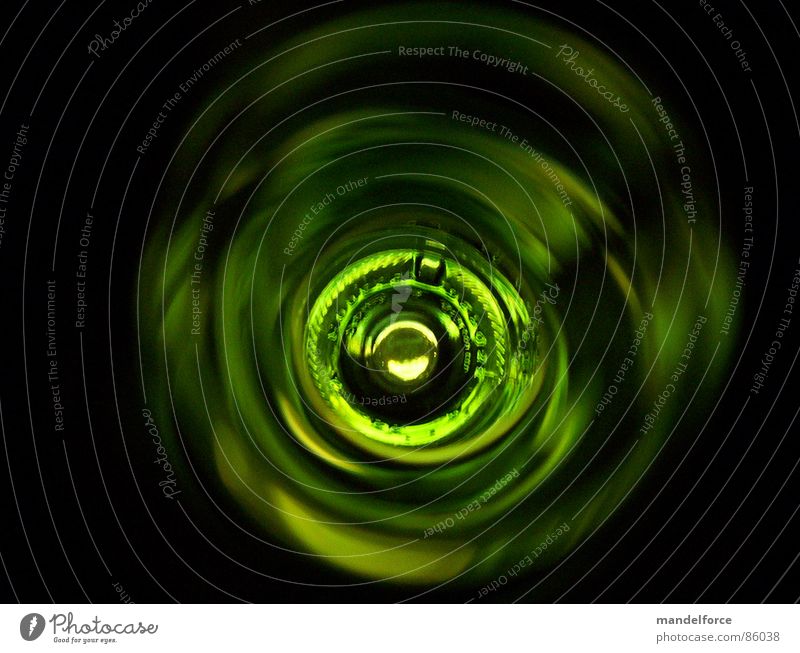 Tunnelblick grün Weinflasche abstrakt trinken Licht Engpass Flaschenhals Alkohol Makroaufnahme Nahaufnahme obskur optimistisch Glas