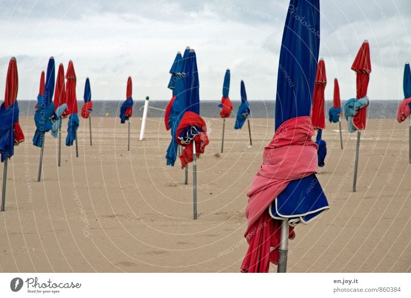 wetterfest Ferien & Urlaub & Reisen Tourismus Sommerurlaub Strand Meer Wolken Horizont Klima Wetter schlechtes Wetter blau rot standhaft Einsamkeit Sonnenschirm