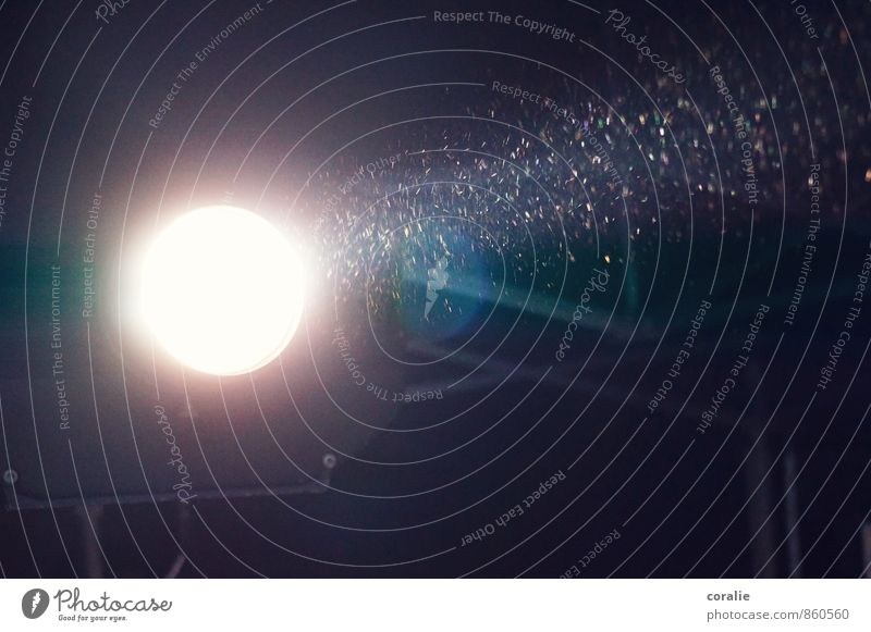 Leinwandflimmern Kino Filmindustrie Video hell Scheinwerfer Lichtkegel Lichtstrahl Lichtstrahler Staub Blendenfleck blenden Kinofilm Open Air Filmmaterial