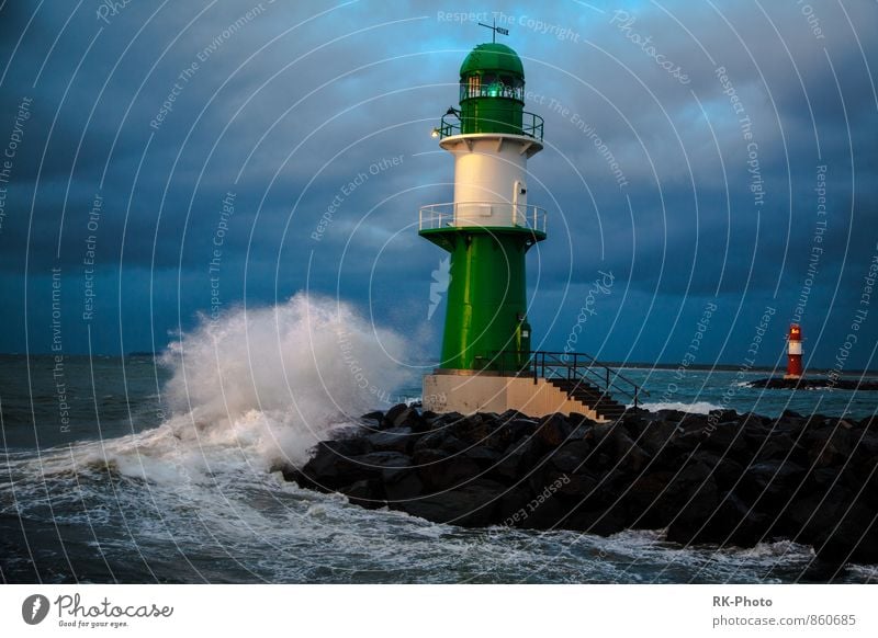 Leuchtturm Wasser Wassertropfen Himmel Wolken Gewitterwolken Horizont schlechtes Wetter Unwetter Wind Sturm Wellen Küste Seeufer Bucht Ostsee Warnemünde