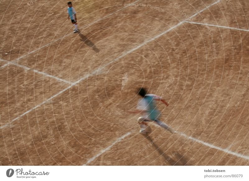 bolzplatz - der zweite Valencia braun Ballsport Sportmannschaft Treffer farbneutral Sportplatz Junger Mann beige verdunkeln Spielfeld hell Platz Fluchtpunkt