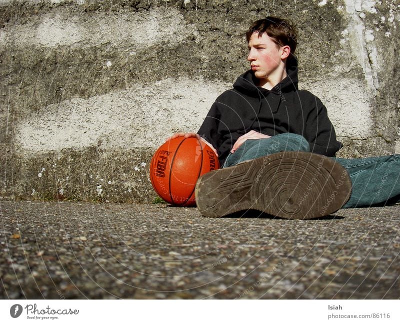 und namal eis...  jaja d schwiizär münd halt immär übärtriibä Spalding Trauer untergehen Denken dunkel Ballsport Basketball schulschwänzen