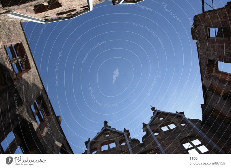 Fasandenschlucht Haus Dachgiebel Fenster historisch Ruine Wand Schwarzwald Kulisse verfallen Wahrzeichen Denkmal Fasade Vorderseite Himmel oben Blick blau