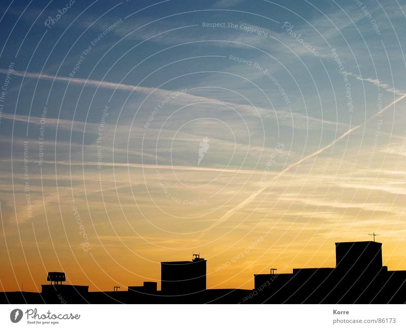 CO2 Farbfoto Außenaufnahme Menschenleer Textfreiraum links Textfreiraum rechts Textfreiraum oben Textfreiraum Mitte Abend Dämmerung Schatten Kontrast Silhouette