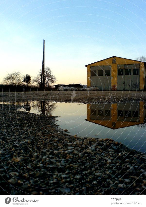 art has to be copied Pfütze Scheune Stall Haus ländlich Symmetrie gelb 2 Kies steinig Split Wasser pfützen sterben nie! Wahl zum Landtag Farbe Himmel rural