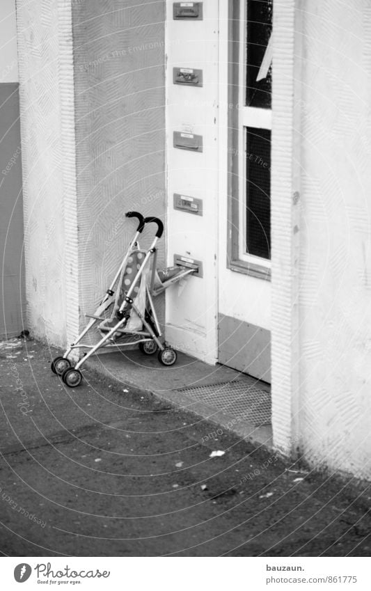 eingang. Wohnung Haus Stadt Bauwerk Gebäude Mauer Wand Fassade Tür Fußmatte Namensschild Wege & Pfade Kinderwagen Häusliches Leben Schwarzweißfoto Außenaufnahme