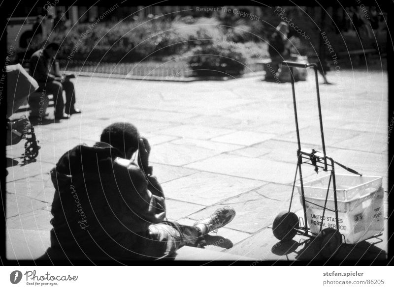 obdachlos 2 Rockefeller Center Plaza New York City Obdachlose Bart Zeitung Armut Geldnot genießen betteln Vergnügungspark Mann Bank kein geld poor