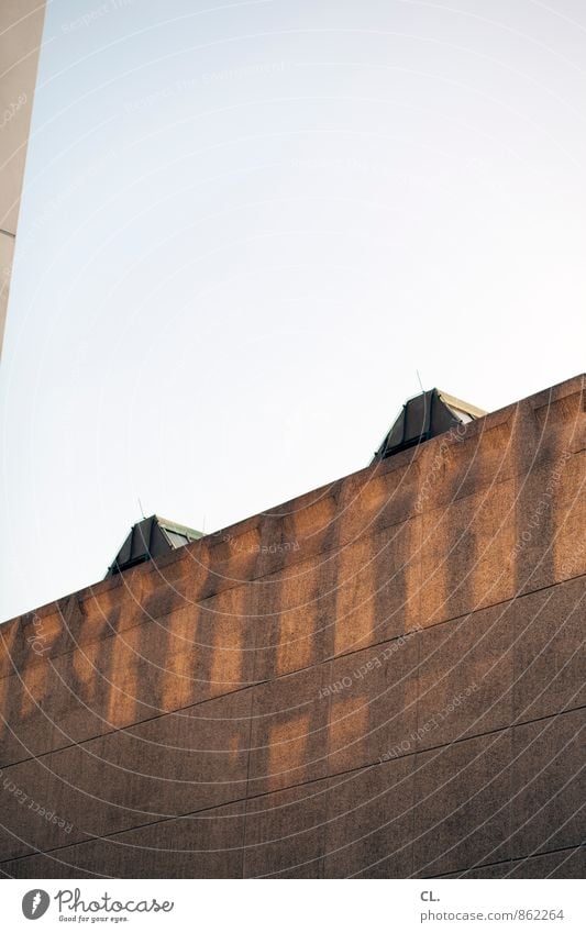 besser mit als ohne Himmel Wolkenloser Himmel Stadt Haus Hochhaus Gebäude Architektur Mauer Wand Fassade Fenster eckig Farbfoto Außenaufnahme Menschenleer