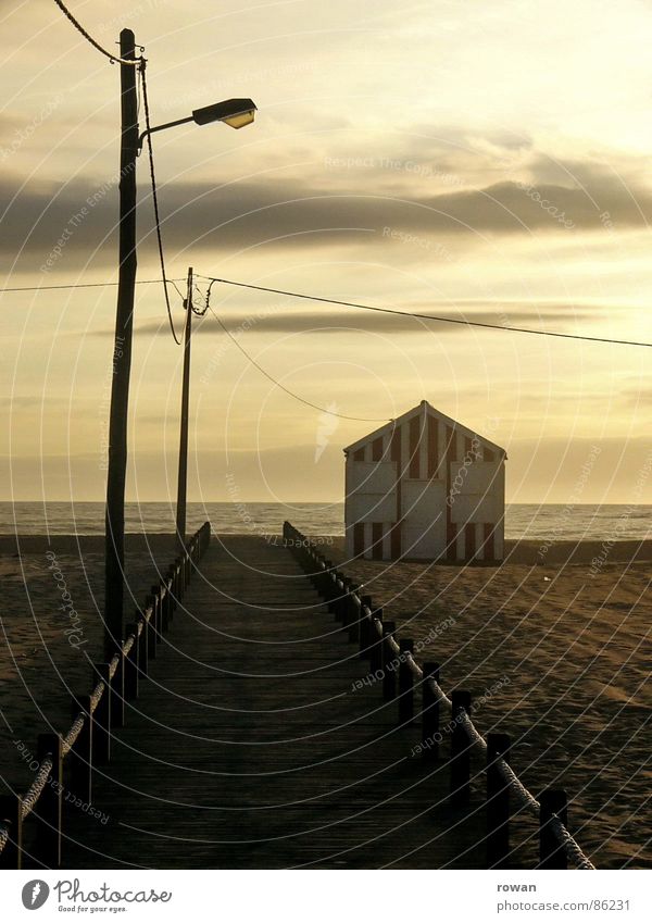 zum meer ..3 Hütte schlechtes Wetter grün gelb Meer Holz klein Steg Fußgänger Sonnenuntergang Licht Haus gestreift Strandhaus rot Streifen Holzhaus Kabel