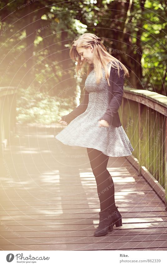 Ein perfekter Moment. Lifestyle Mensch feminin Junge Frau Jugendliche Erwachsene Körper 1 18-30 Jahre Natur Park Mode Kleid blond langhaarig Tanzen schön Freude