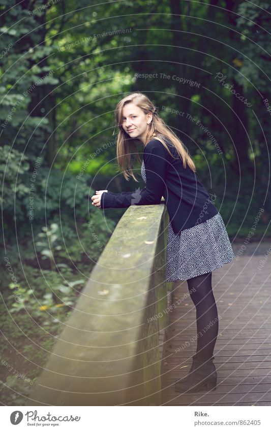 Im Park. Lifestyle Mensch feminin Junge Frau Jugendliche Erwachsene Körper 1 18-30 Jahre Natur Frühling Sommer Baum Kleid blond langhaarig Erholung Lächeln