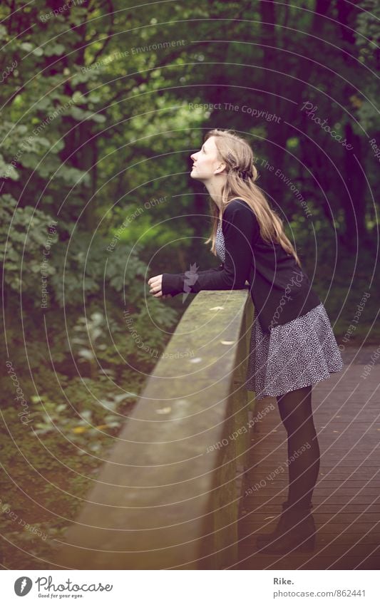 Verliebtsein. Mensch feminin Junge Frau Jugendliche Erwachsene Körper 1 18-30 Jahre Natur Park Kleid blond langhaarig Erholung stehen träumen warten schön