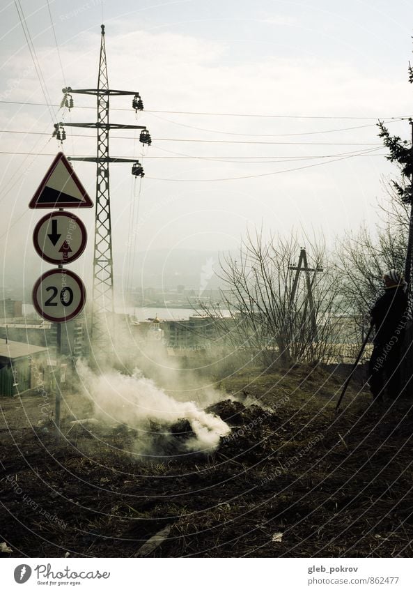 Doku #Symbole Mensch Leben 1 30-45 Jahre Erwachsene Russland Kleinstadt Stadt Stadtzentrum Altstadt Antenne Blick Krise Rauch Feuer Herbst Gras Verkehrsschild