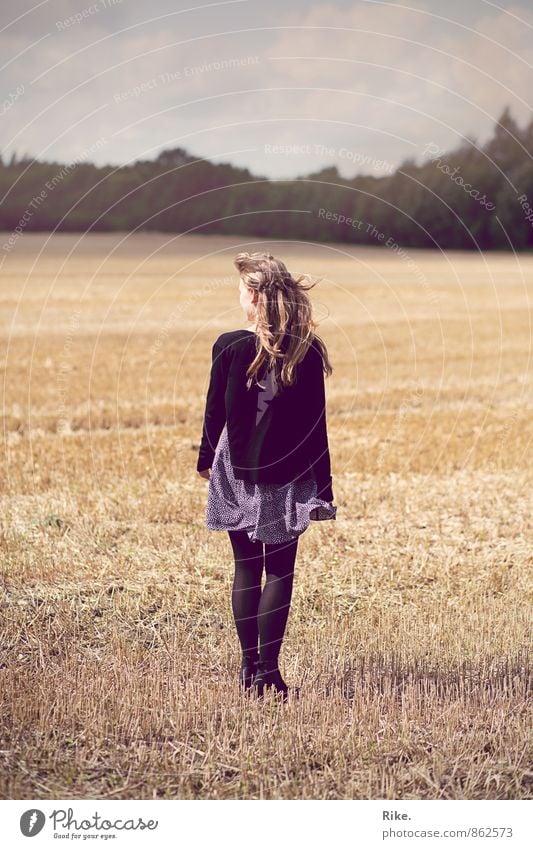 Erwartend. Mensch feminin Junge Frau Jugendliche Körper 1 18-30 Jahre Erwachsene Natur Landschaft Sonne Sommer Schönes Wetter Wind Feld Kleid blond langhaarig