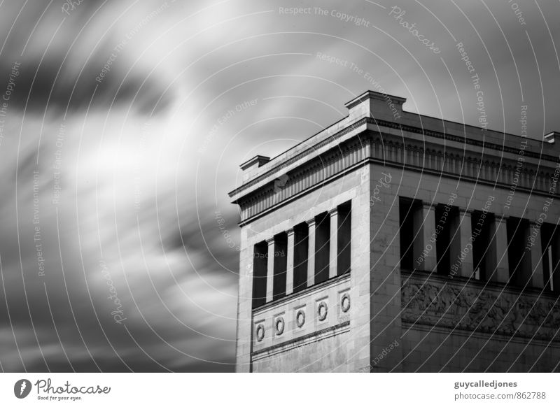 Königsplatz Himmel Wolken Frühling Sommer Herbst Winter Wind München Bayern Europa Platz Turm Gebäude Architektur Sehenswürdigkeit ästhetisch bedrohlich groß