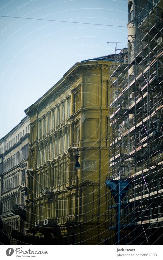 Schauseite Süd, Straßenzug in Prag Baustelle Weltkulturerbe Wolkenloser Himmel Stadtzentrum Altstadt Gebäude Fassade Ecke Baugerüst authentisch elegant