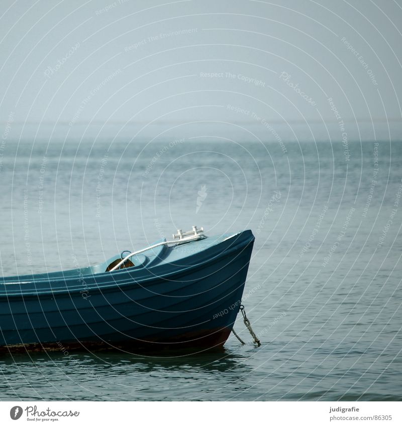 Ruhe See Wasserfahrzeug rot Anker ruhig Ferien & Urlaub & Reisen Liegeplatz Ankerplatz Schifffahrt Frieden Meer Strand Küste Himmel Ostsee