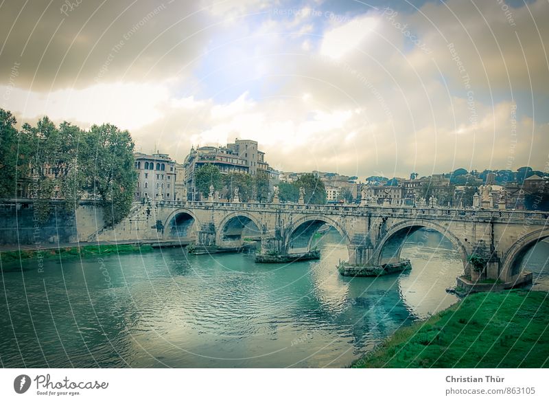 Blick auf den Tiber in Rom elegant Stil Sommer Sommerurlaub Wassersport Architektur Umwelt Gewitterwolken Wetter Wind Gras Moos Flussufer Italien Europa Stadt