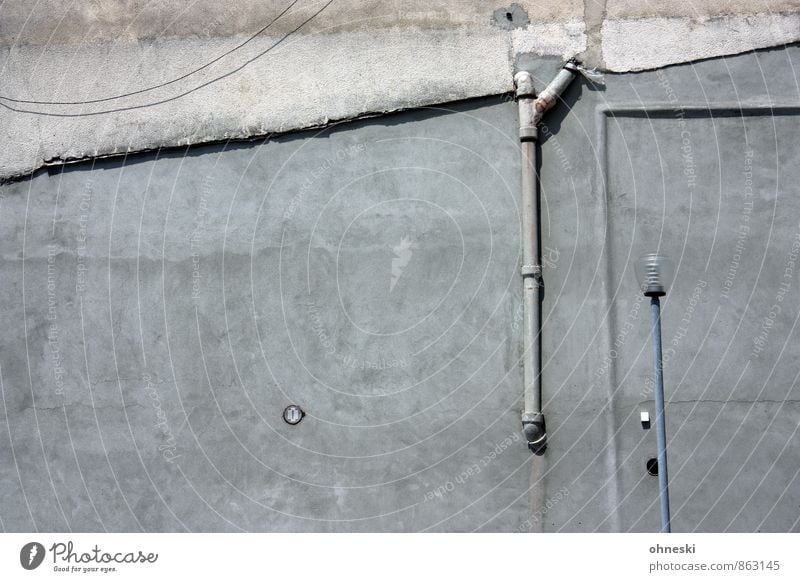 Laterne vor Wand Haus Gebäude Architektur Mauer Fassade Regenrohr Straßenbeleuchtung Linie alt Stadt grau Farbfoto Gedeckte Farben Außenaufnahme abstrakt